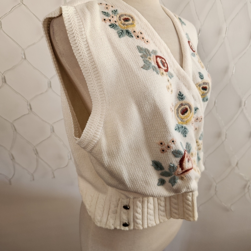 °Vintage Knit Sweater Vest • Beautiful Embroidery • by Chaus • Size Medium - Picture 3 of 8